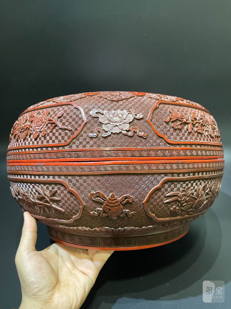 清乾隆 剔红三英战吕布、八宝花卉纹捧盒 - 图5